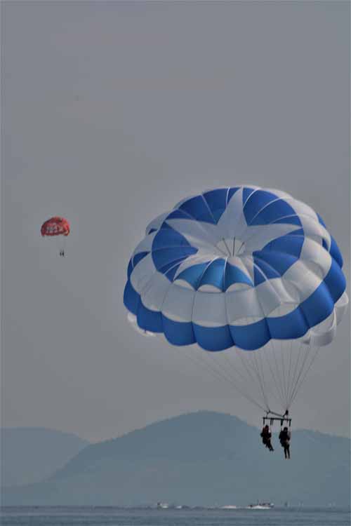 parasailers